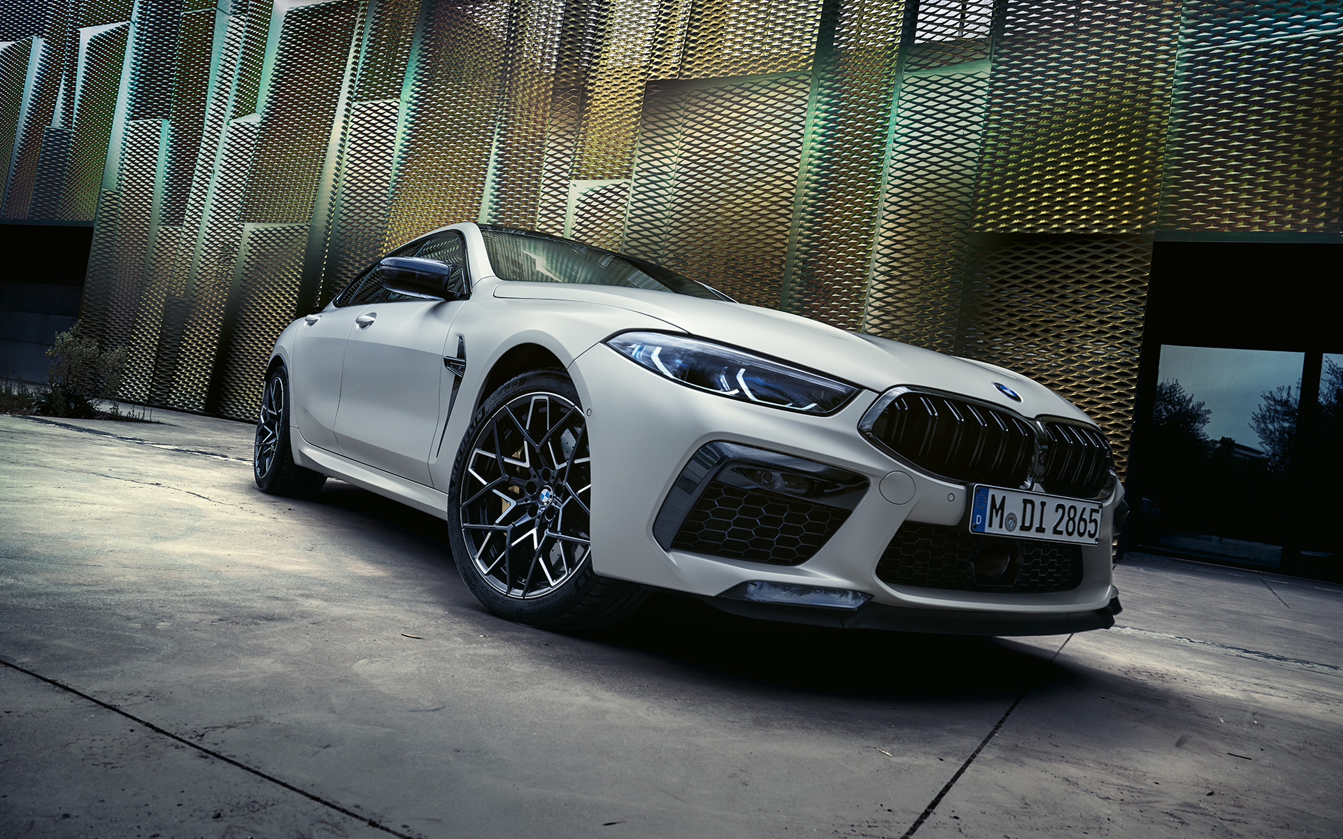 BMW M8 Competition Gran Coupe F93 LCI Facelift 2022, BMW Individual Морозный Белый Бриллиант металлик, вид спереди в три четверти снизу