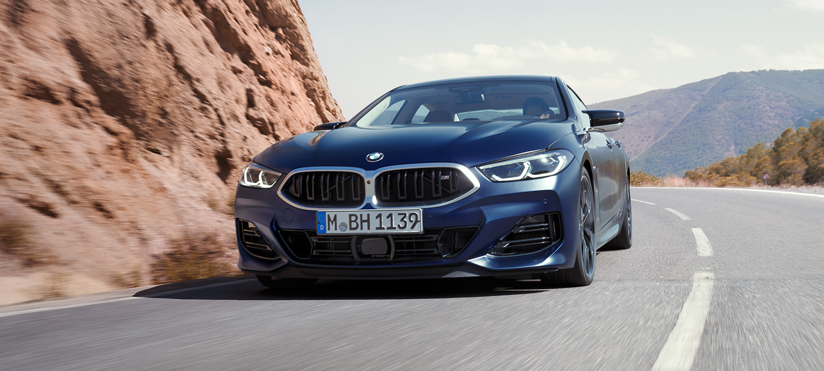 BMW M850i xDrive Gran Coupe G16 LCI Facelift 2022, BMW Individual Морозный Синий Танзанит металлик, вид спереди в три четверти, в движении на повороте