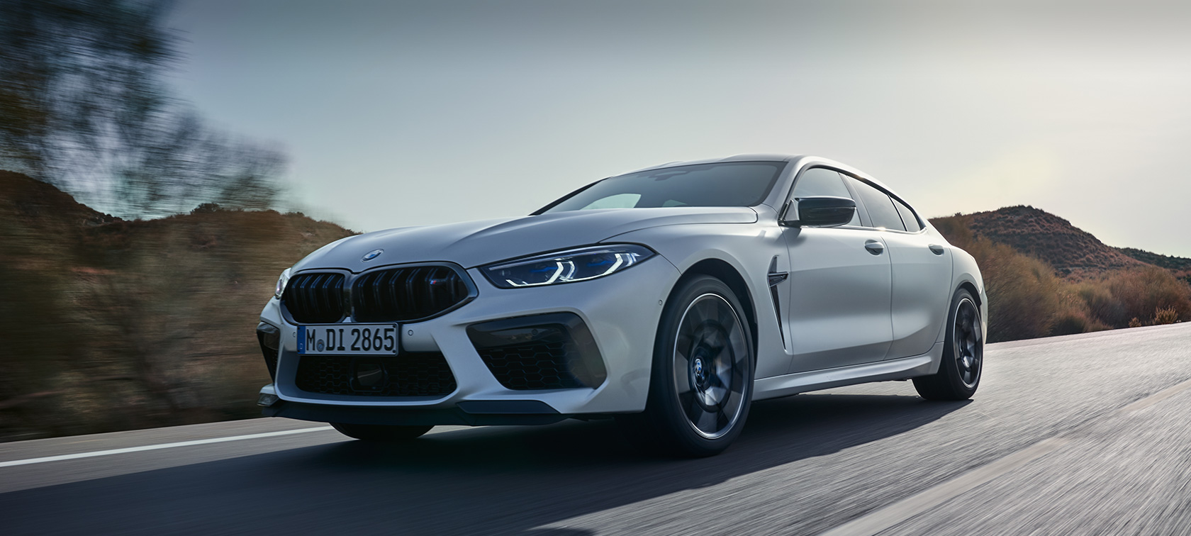 BMW M8 Competition Gran Coupe F93 LCI Facelift 2022, BMW Individual Морозный Белый Бриллиант металлик, вид спереди в три четверти в движении