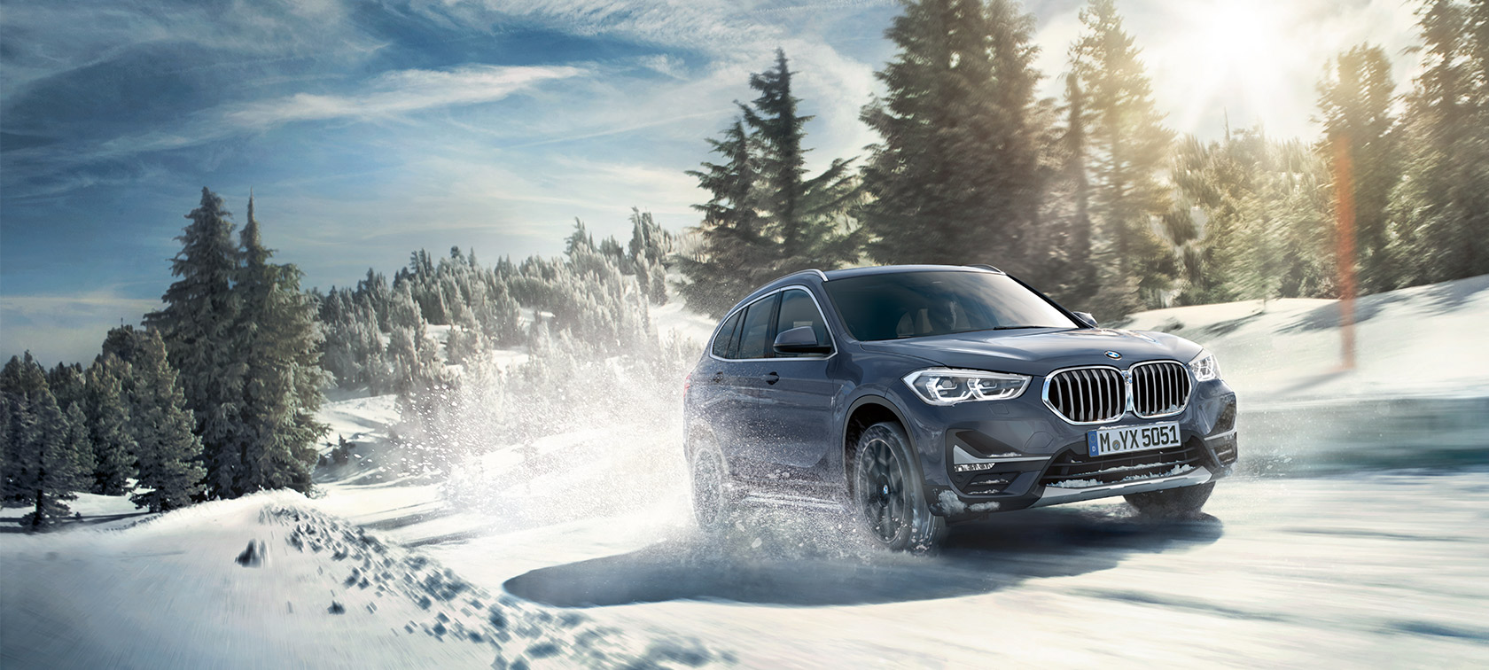 BMW X1 xDrive20i F48 LCI, BMW Individual Серый Шторм Бэй металлик, в движении по зимнему ландшафту