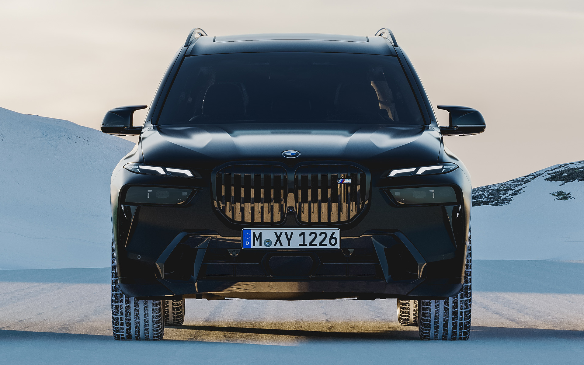 BMW X7 G07, цвет кузова BMW Individual Морозный Черный, вид спереди, припаркован на снегу