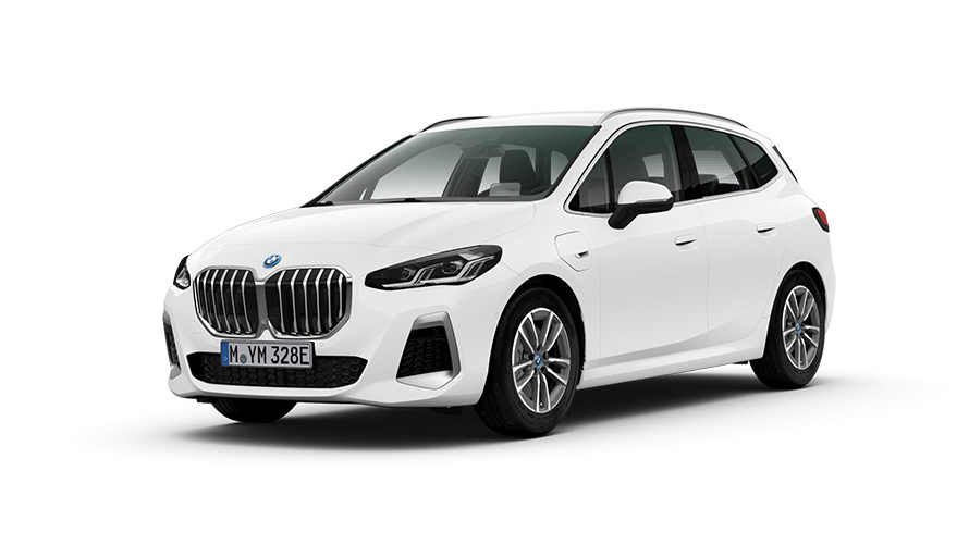 BMW 230e xDrive Active Tourer PHEV, студийная съемка — вид спереди с поворотом в три четверти 