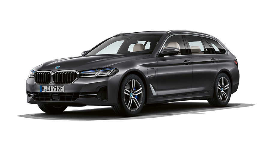 Подключаемый гибрид BMW 5 серии Touring, студийная съемка, вид спереди с поворотом в три четверти 